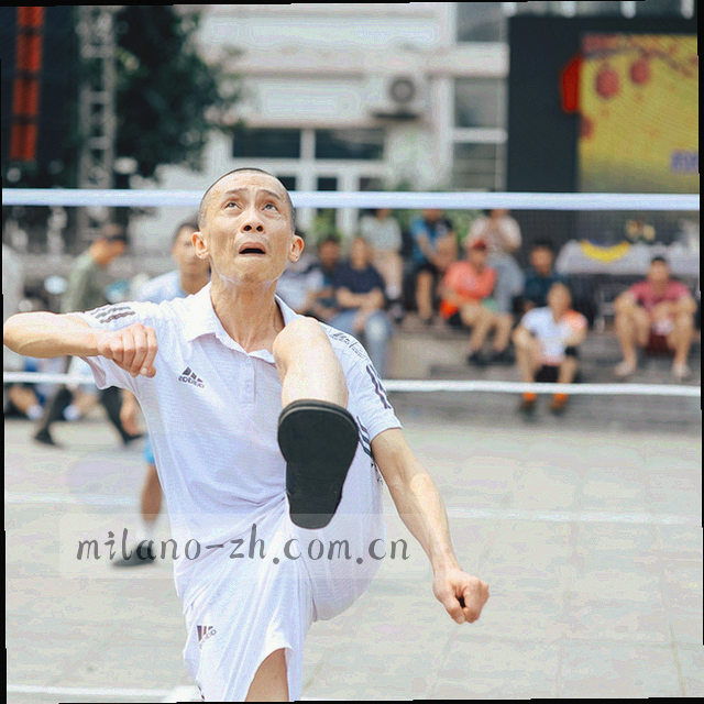四个圆形模块围绕中心足球展开的结构图，展示内容体系组成